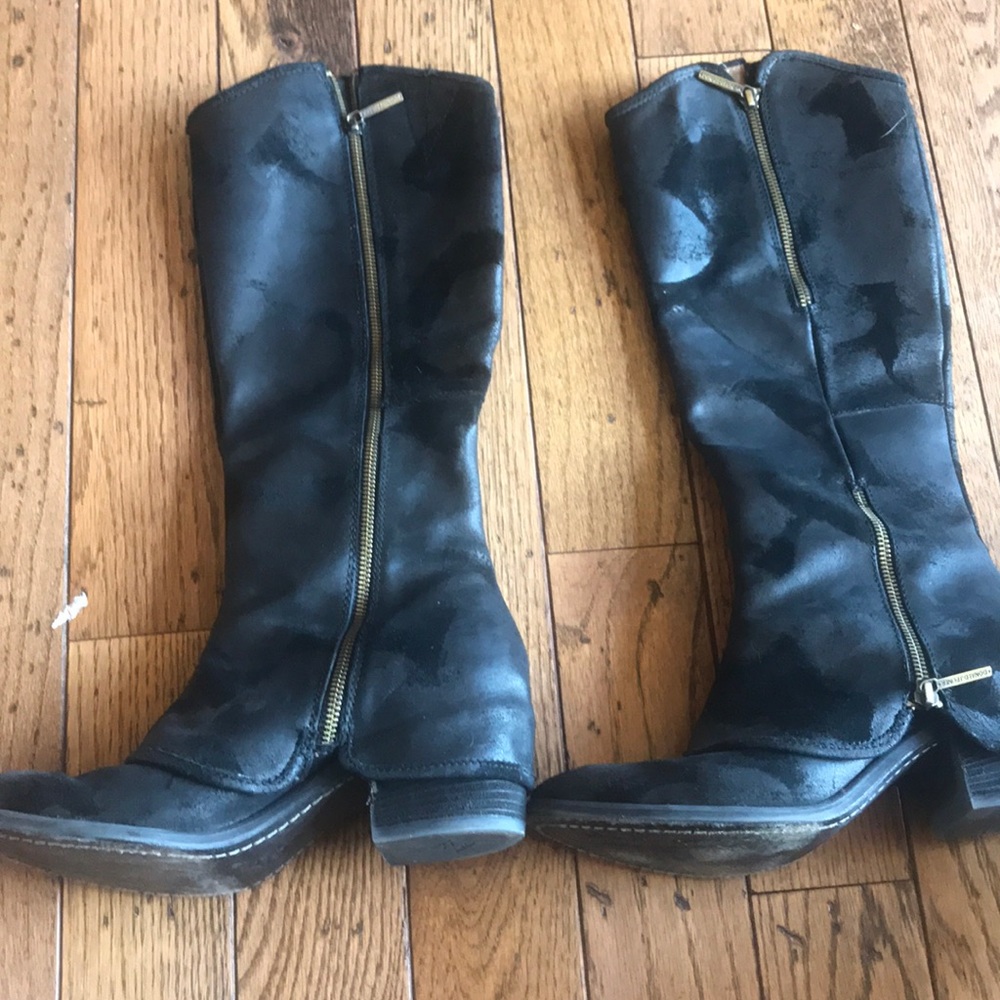 Black boots w gold slipper